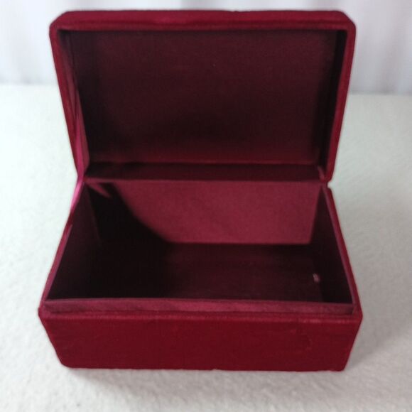 Red Velvet Gift Box Satin Lined 6.5"x4.25"x3.5" Jewelry Keepsake Display - Picture 5 of 13